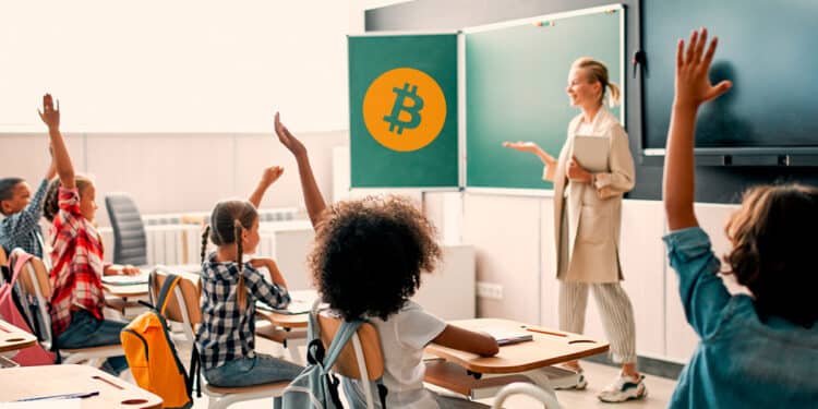 Maestra enseñándole a los niños sobre bitcoin en Brasil.