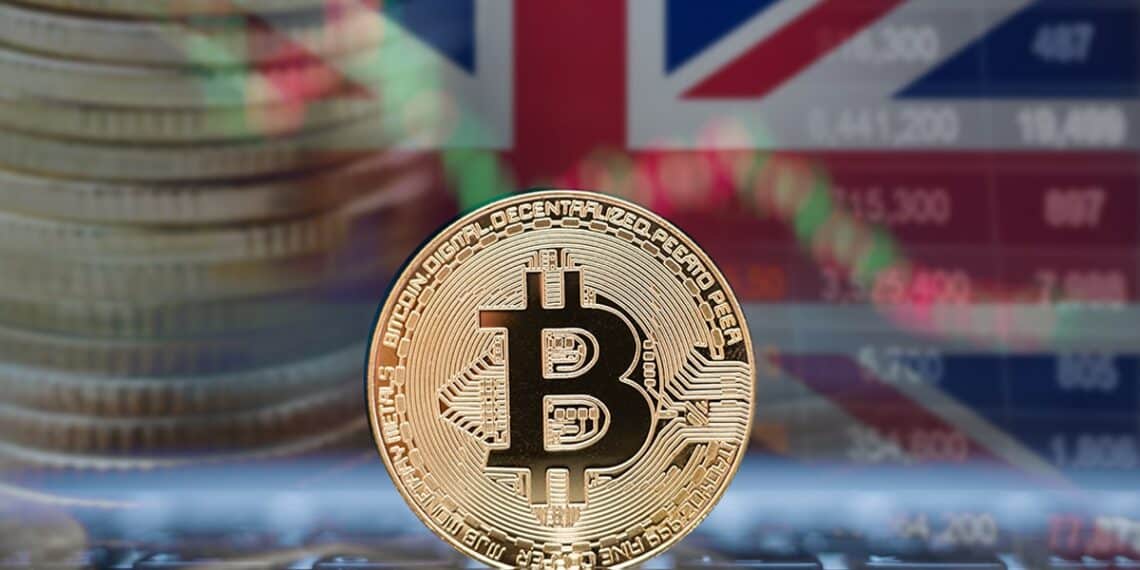 moneda de bitcoin con monedas y mercado de reino unido en el fondo