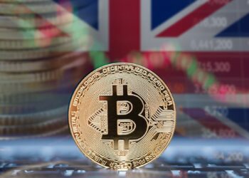 moneda de bitcoin con monedas y mercado de reino unido en el fondo