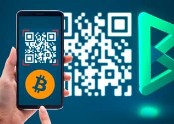 Celular con código qr y bitcoin junto a logo de btcpay.