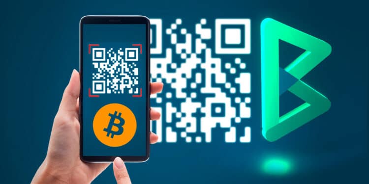 Celular con código qr y bitcoin junto a logo de btcpay.