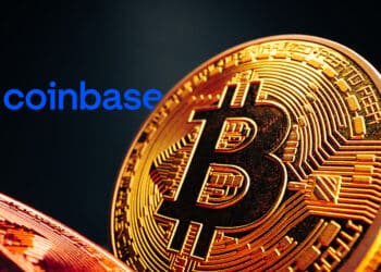 Bitcoin junto a logo de Coinbase.