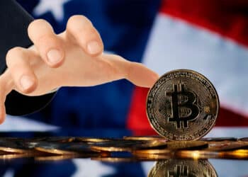 Bandera de Estados Unidos y Bitcoin con mano que confisca