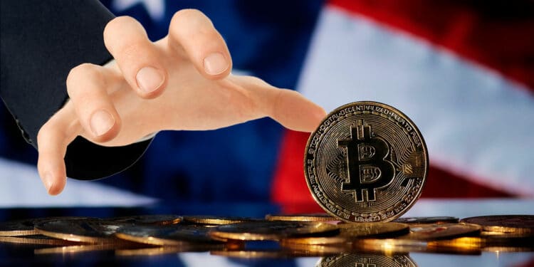 Bandera de Estados Unidos y Bitcoin con mano que confisca