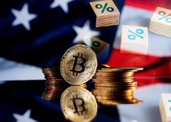 Bitcoin junto a bandera de Estados Unidos y porcentajes.