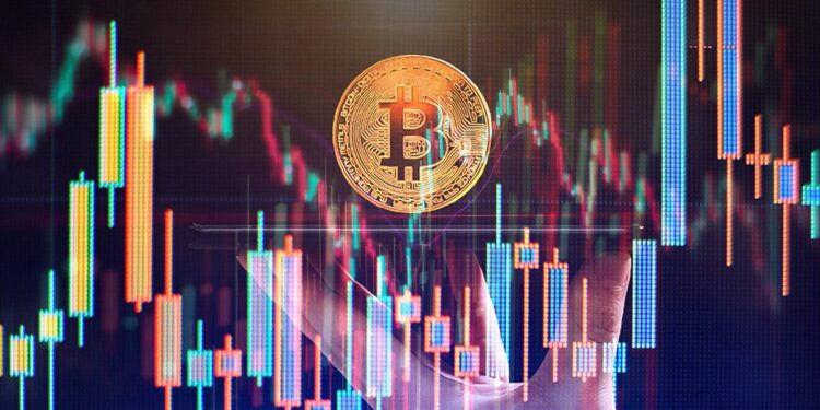 moneda de bitcoin sobre plataforma sostenida por mano con gráficos de precio en el fondo