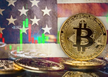 Bitcoin junto a bandera de Estados Unidos.