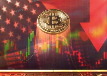 moneda de bitcoin rebotando en cama elástica con gráfico de precio creciente y bandera de estados unidos con gráficos rojos en el fondo