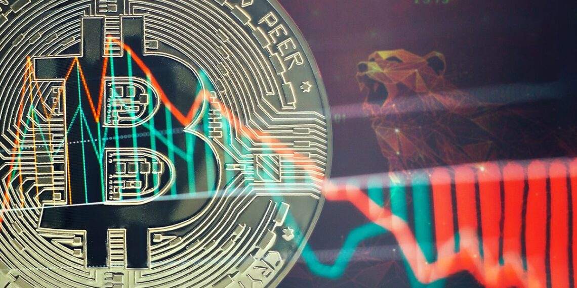 moneda de bitcoin con gráfico bajista superpuesto y oso digital en el fondo