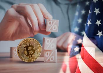 Bitcoin junto a bandera de Estados Unidos.
