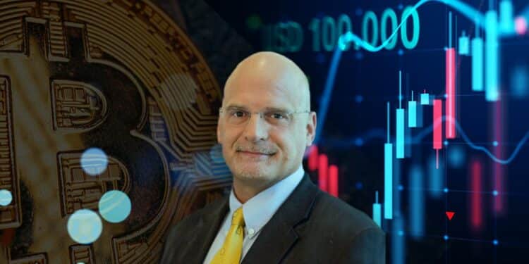 Mike McGlone entre moneda de bitcoin y gráfico de precio creciente con marca de USD 100.000 en el fondo
