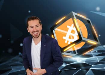 Ángel Sahagún con un bitcoin dentro de la blockchain