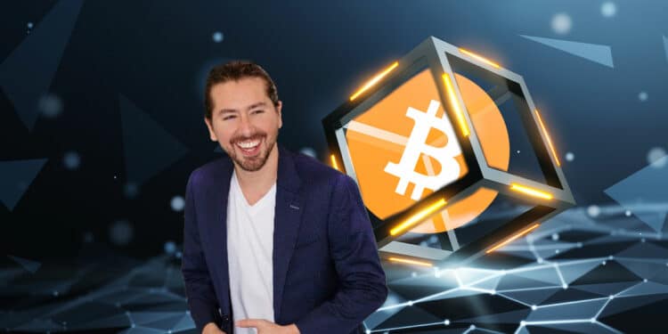 Ángel Sahagún con un bitcoin dentro de la blockchain