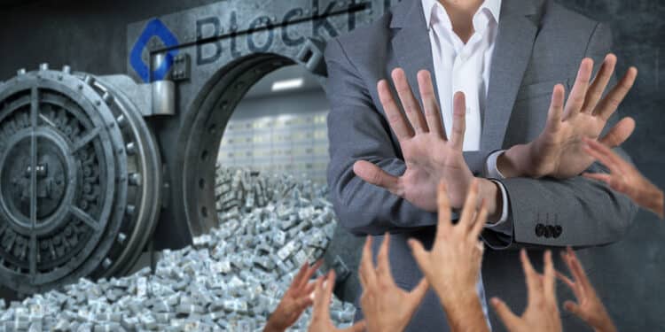 hombre negando acceso con manos cruzadas a usuarios con bóveda de BlockFi abierta y desbordando dinero