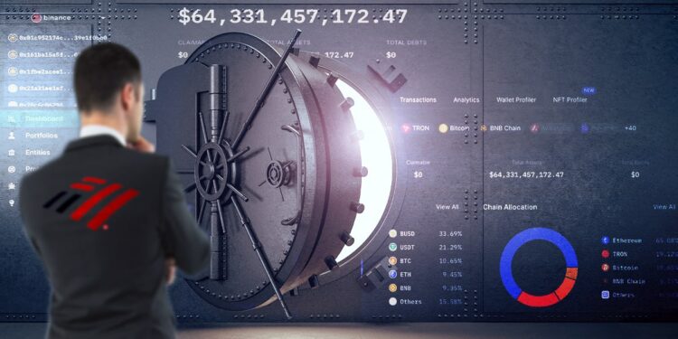 hombre de negocios con logo de Bank of America en la espalda observa bóveda abierta con datos de casa de cambio de criptomonedas