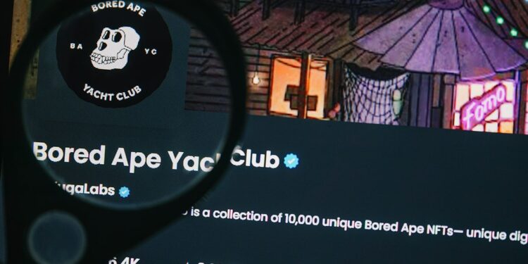 lupa sobre perfil de twitter de Bored Ape Yacht Club