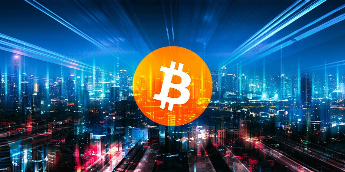 Ciudad futurista con logo de BTC