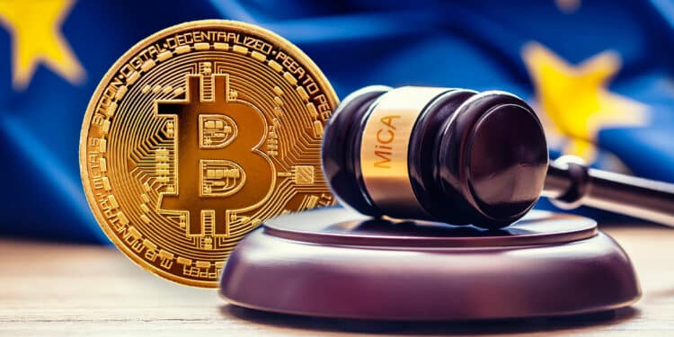 Bandera de Unión Europa y mazo con letras de MiCA y BTC