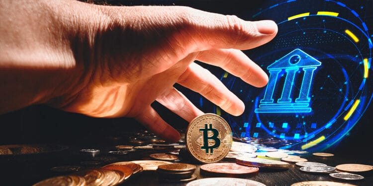Mano holdeando BTC y símbolo de banco al fondo