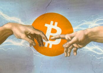 manos tocandose con relámpagos y btc