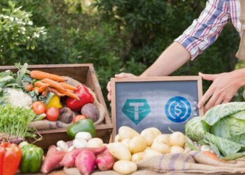 persona coloca pizarra con logos de Tether y USDC dibujados sobre mesa de mercado de vegetales.