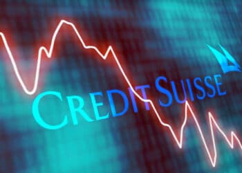 Logo de Credit Suisse en fondo con gráfico rojo