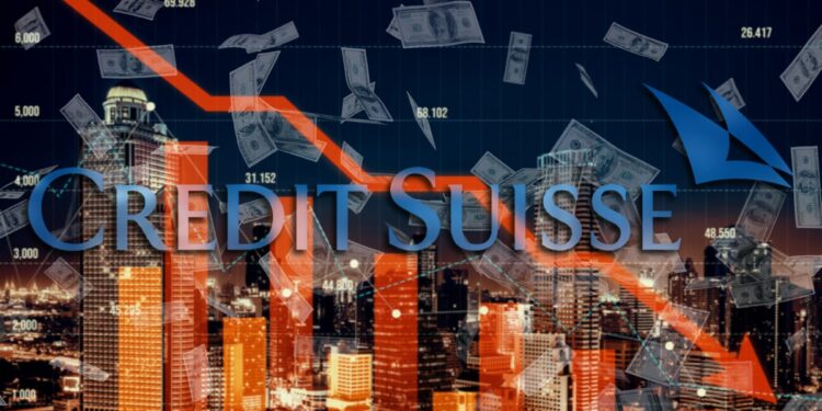 gráfico bajista en rojo sobre ciudad con logo de Credit Suisse