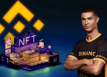 Cristiano Ronaldo junto a productora de NFT con logo de Binance en el fondo.