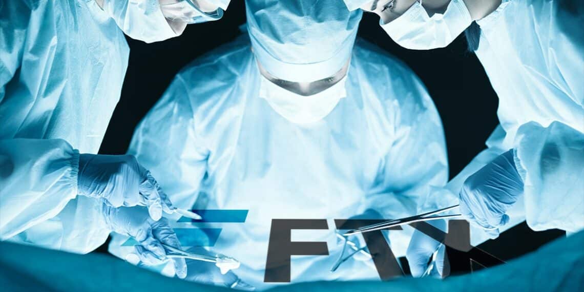 medicos trabajando sobre mesa de operaciones con logo de ftx