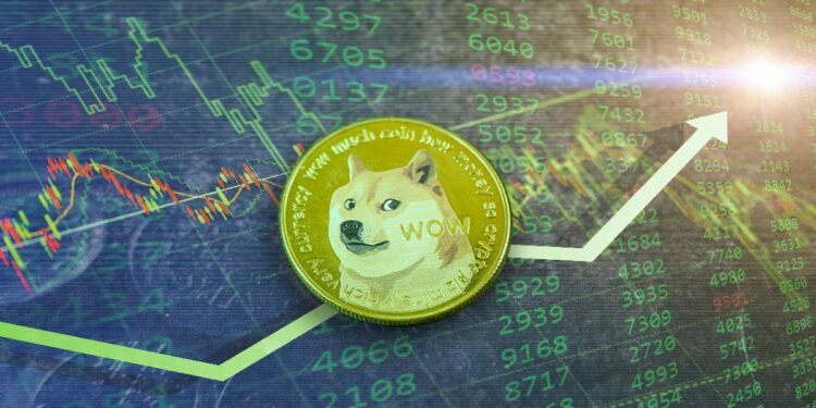moneda de dogecoin con gráfico de mercado creciente en verde en el fondo