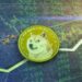 moneda de dogecoin con gráfico de mercado creciente en verde en el fondo