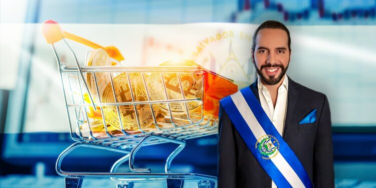 Nayib Bukele, presidente de El Salvdor en frente de carrito de mercado lleno de bitcoins frente a pantalla con gráfico de mercado y bandera de El Salvador superpuesta.