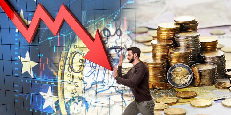 hombre deteniendo flecha con gráfico y economía de europa cayedo junto a monedas de euro apiladas