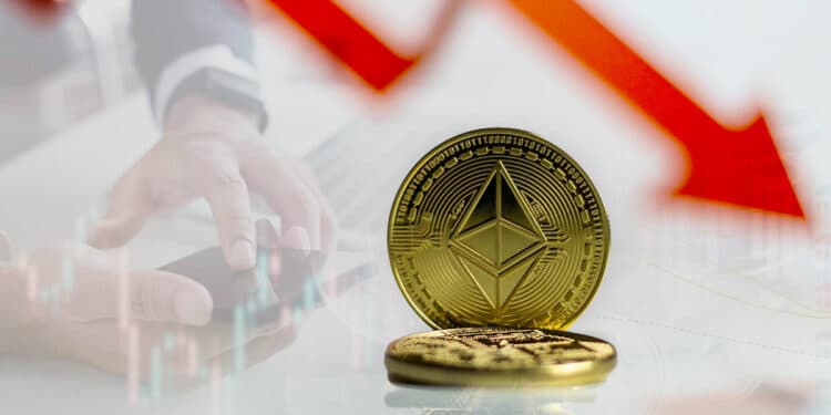 Ethereum con flecha roja y trader en el fondo