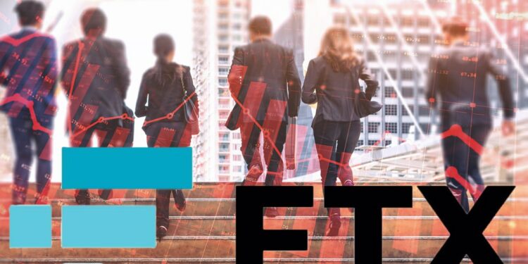 logo de FTX con personas alejandose en el fondo con gráfico en rojo superpuesto