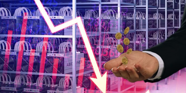 monedas de bitcoin cayedo en mano de hombre con granja de mineros ASIC en el fondo con grafico con flecha cayendo superpuesto