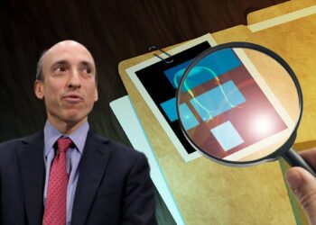 Gary Gensler junto a mano sosteniendo lupa sobre archivo de investigación de FTX