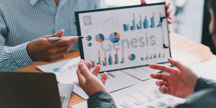 personas discuten gráficos empresariales con logo de Genesis Global Capital