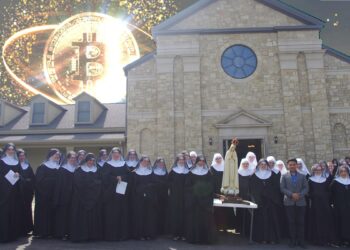 monjas y sacerdote en frente de iglesia con moneda de bitcoin brillando en el fondo