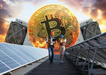 Par de ingenieros caminando entre paneles solares y un Bitcoin de fondo.