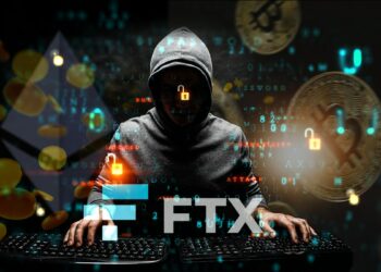 hacker con logo de FTX sobre teclado y monedas de ethereum y bitcoin en el fondo