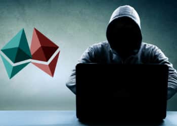 Hacker y dos logos de Ethereum representando el Merge