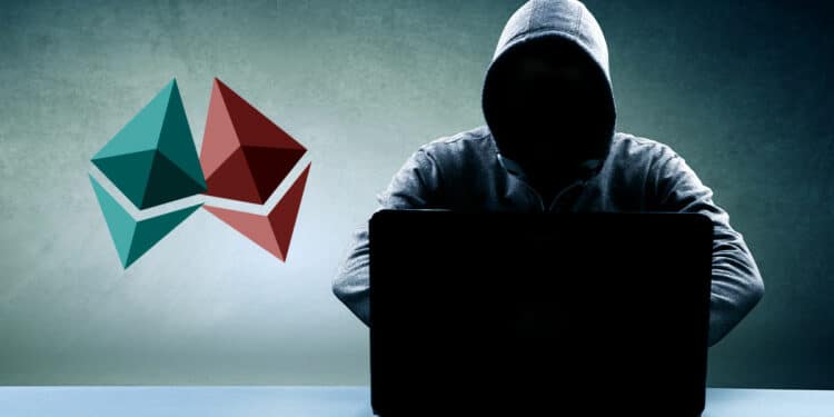 Hacker y dos logos de Ethereum representando el Merge
