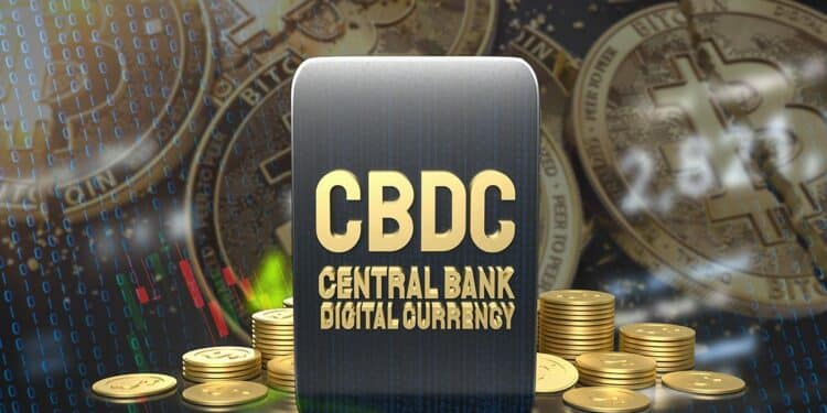 tablet rodeada de CBDC y monedas de bitcoin partidas en el fondo