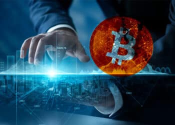 Inversionista con fondo de inversiones y logo de BTC