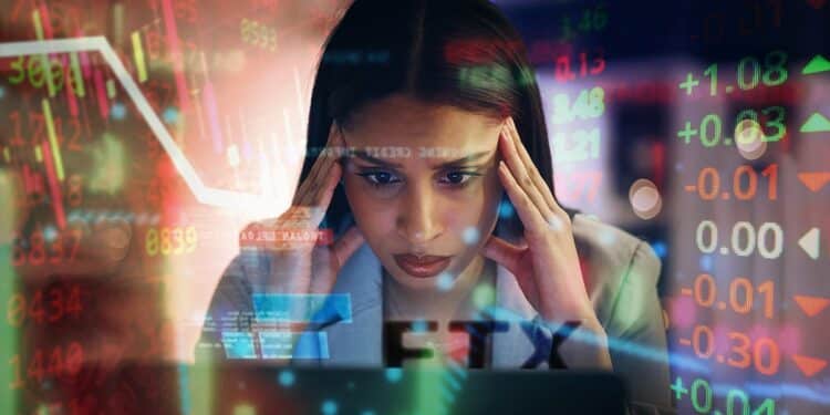 mujer preocupada entre gráfico bajista e indicadores de precio con computadora y logo de FTX en frente.