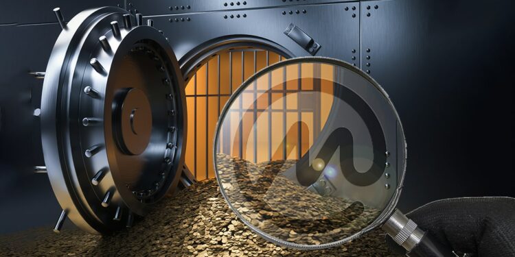 manos sostiene lupa con logo de CoinMarketCap en el lente con bóveda abierta desbordando monedas