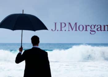 Hombre frente a mar tormentoso y logo de JP Morgan