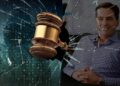 martillo de juez rompiendo vidrio con satoshi nakamoto y craig wright reflejados