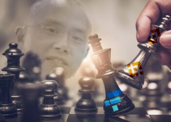 piezas de ajedrez con logos de binance y FTX superpuestos con CZ en el fondo